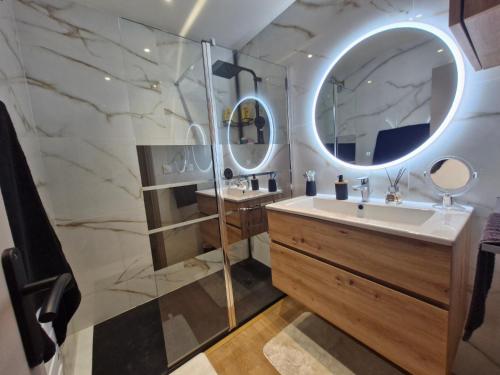 Elegant 2-room apartment with panoramic sea view & pool