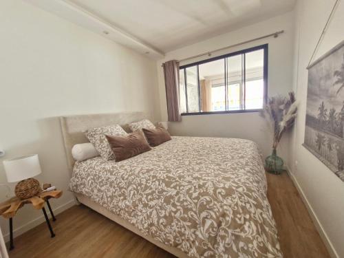 Elegant 2-room apartment with panoramic sea view & pool