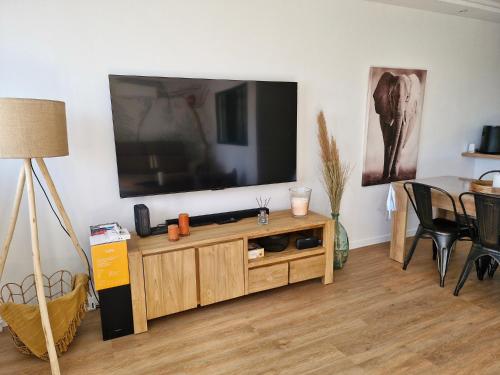Elegant 2-room apartment with panoramic sea view & pool