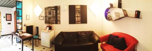 a living room with a leather chair and a television at B&B Villa Giglio in Catanzaro