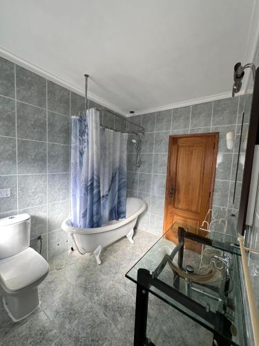 a bathroom with a tub and a toilet and a sink at Villa com piscinas - Quintinha do Lago in Quarteira