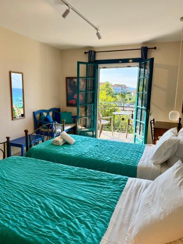 two beds in a room with a view of the ocean at LITHARI PENTHOUSE in Alikanas