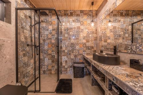 a bathroom with a shower and a sink at Skwirutowe Wzgórze - Domki - Jacuzzi - Sauna in Solina