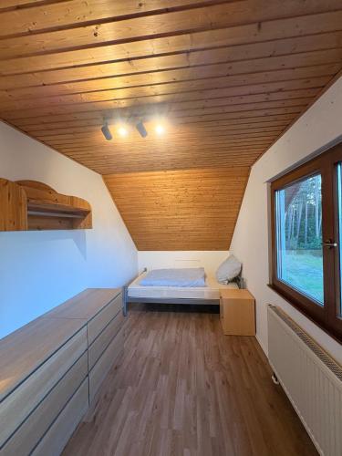 a small room with a bed and a window at Ferienwohnung am Feistelholz in Wernberg-Köblitz