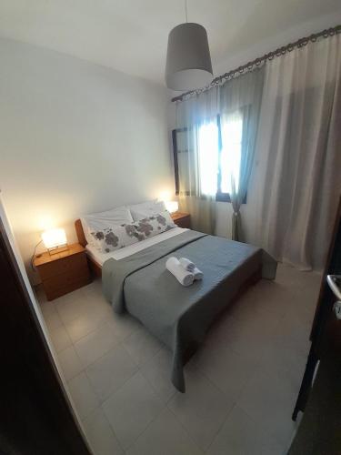 a bedroom with a bed and a window at Chorefto Waves in Chorefto