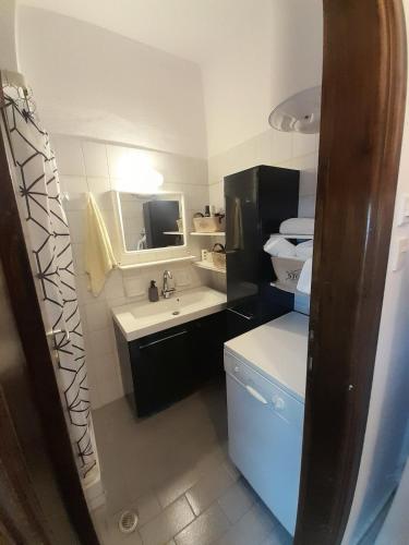 a small bathroom with a sink and a toilet at Chorefto Waves in Chorefto