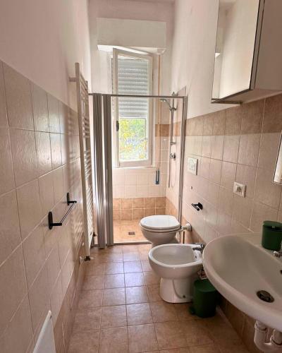a bathroom with a toilet and a sink at Appartamenti Bellaria Vacanza e Relax in Bellaria-Igea Marina