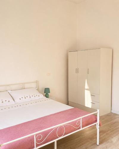 a bedroom with a bed and a white cabinet at Appartamenti Bellaria Vacanza e Relax in Bellaria-Igea Marina