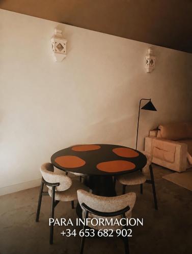 a room with a table and chairs and a lamp at Apartamento Coworking in Novo Sancti Petri