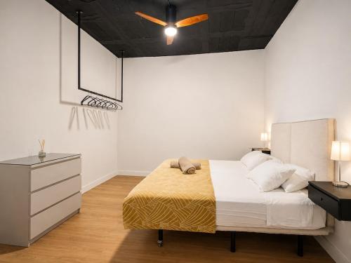 a bedroom with a bed and a ceiling fan at Apartamento Coworking in Novo Sancti Petri