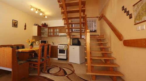 eine Küche mit einer Wendeltreppe in einem Zimmer in der Unterkunft Chalupa Evka in Terchová
