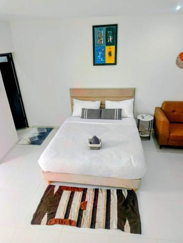 a bedroom with a bed and a rug on the floor at Izuba chambres avec vue sur piscine in Ngaparou