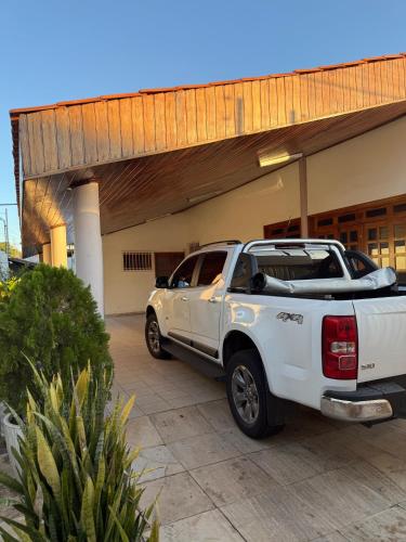 a white truck parked in front of a building at Ampla Casa Duplex com 4 suítes in Teresina