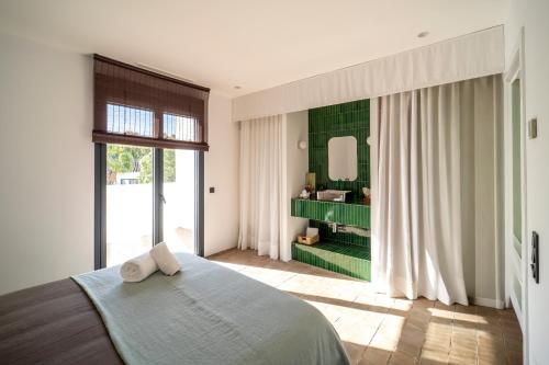 Casa Doora - Architectural Mid-Century Villa with Pool, Walk to Beach