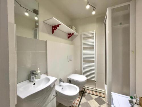 a bathroom with a sink and a toilet and a shower at Residenza storica Volta della Morte in Urbino