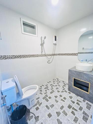 a bathroom with a toilet and a sink at ฟ้ารีสอร์ต FAH Resort in Ban Nong Khang