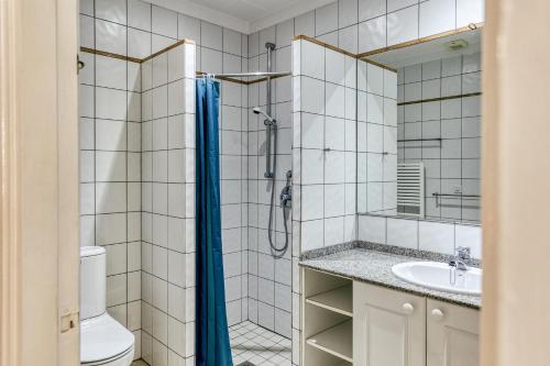a bathroom with a shower and a sink at Art- Apartamentos Revilla Tacke E in Empuriabrava