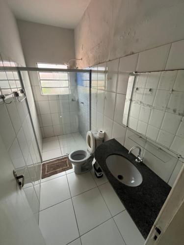 a bathroom with a sink and a toilet at Casa no pavimento superior in São Luís