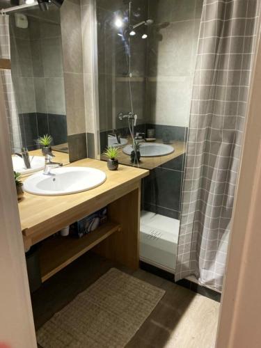 a bathroom with two sinks and a shower at Appartement Cool Montagne in Briançon