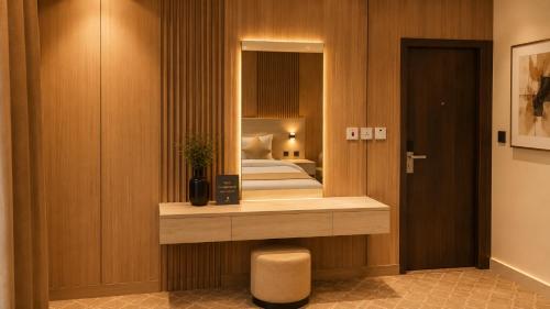 a hotel room with a bed and a mirror at دار السناء للشقق المخدومة Dar Al Sanaa Serviced Apartments in Jeddah
