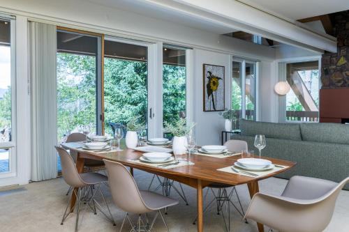 a dining room with a table and chairs and a couch at Mountain Mid Century in Sun Valley