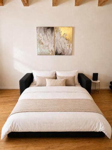 Elegant flat in old town, 2 mins walk to lake