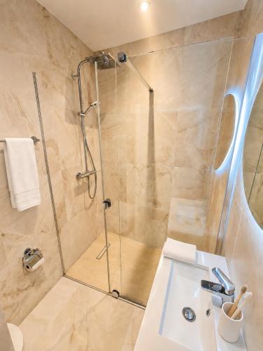 Elegant flat in old town, 2 mins walk to lake