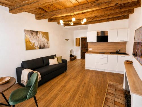 Elegant flat in old town, 2 mins walk to lake