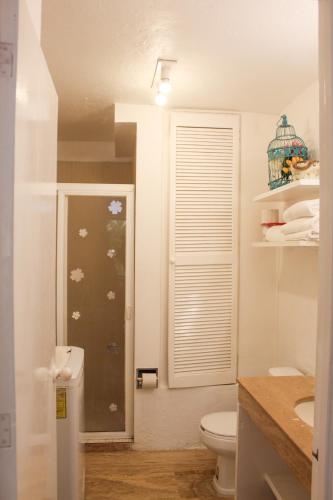 a bathroom with a toilet and a sink at Suites Marea in Cancún