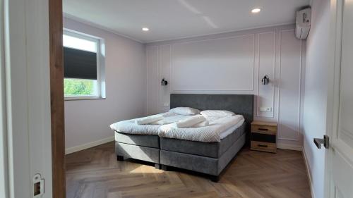 a bedroom with a bed and a window at Villa Aurelia Spa, Zeewolde 51 in Zeewolde