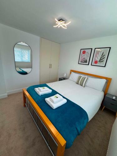 a bedroom with a large bed with two towels on it at Fatjon Propeties in Drayton