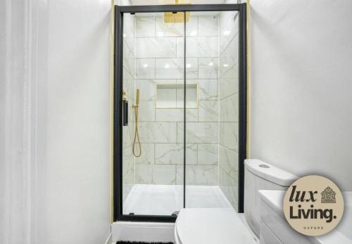 a bathroom with a shower and a toilet at Lux Living No 6 Luxury 1-Bed Free Parking Oxford in Oxford