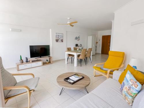 BnB Homes vibrant Ocean View terraced apartment with swimming pool 200 m to the beaches