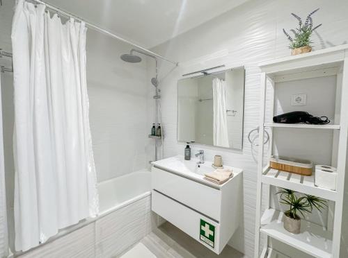 BnB Homes vibrant Ocean View terraced apartment with swimming pool 200 m to the beaches