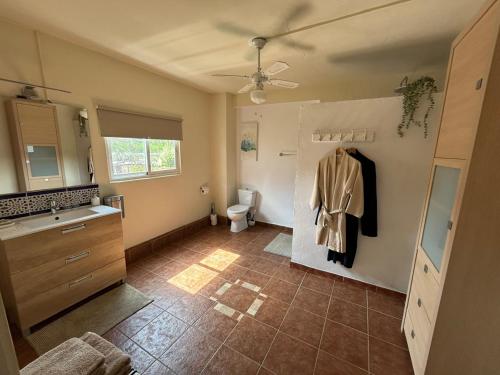 a bathroom with a sink and a toilet at Casa La Nuez in Almedinilla