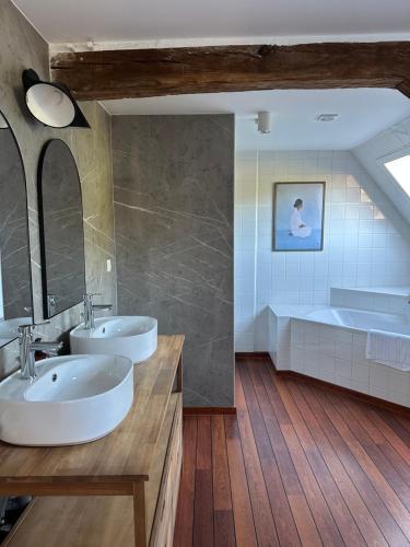 a large bathroom with two sinks and a tub at Le Sart de Bouland in Frasnes-lez-Anvaing