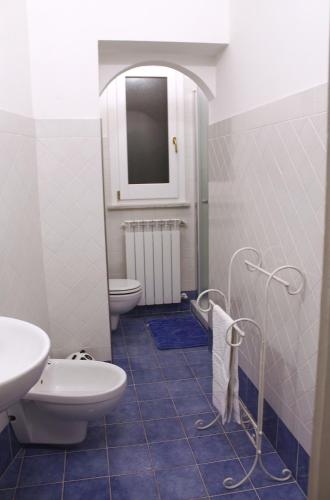 a bathroom with a toilet and a sink at Casa Ela in Serra San Bruno