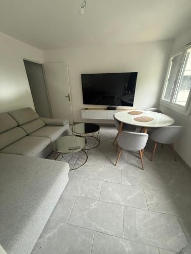 Apparently 2 bedrooms photo 6