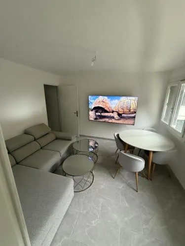 Apparently 2 bedrooms photo 1