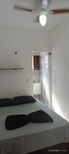 a bedroom with a bed and a ceiling fan at Apê d'praia 31 - Beira Mar Bertioga in Bertioga