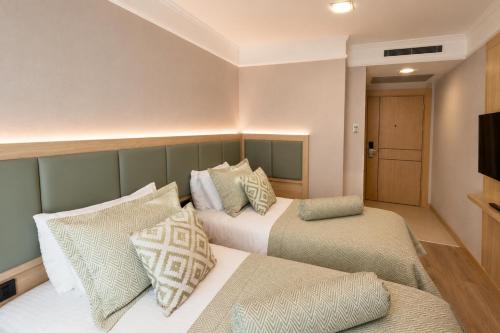 una habitación con dos camas con almohadas en Zagreb Hotel, en Estambul