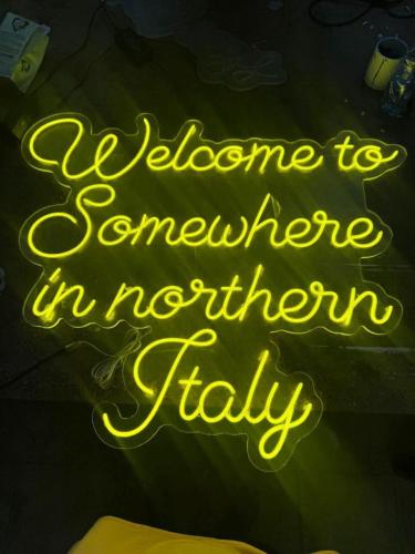 a neon sign that says welcome to somewhere in northern flaky at B&B delle Arti in Crema