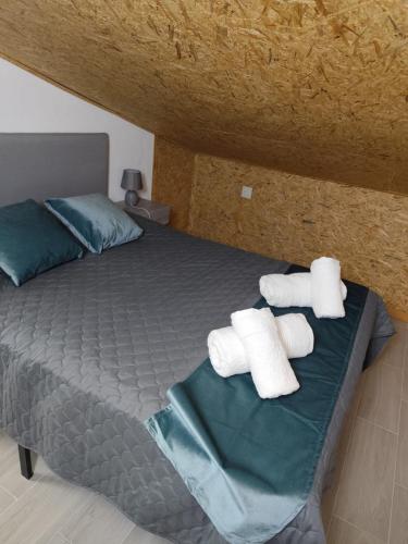 a bedroom with a bed with towels on it at Villa Jeronimo`s in Geres