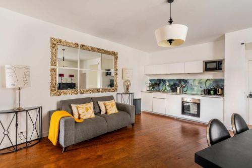 Huge and bright 4BD for 10 guests Sacre-Coeur