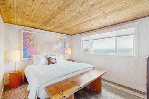 ein Schlafzimmer mit einem großen Bett und einem Fenster in der Unterkunft Point Perfect in Port Madison