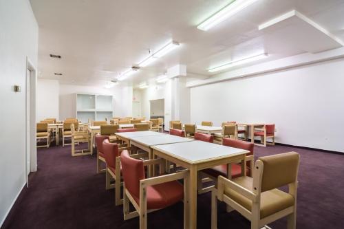 a classroom with tables and chairs in a room at Motel 6-Globe, AZ in Globe