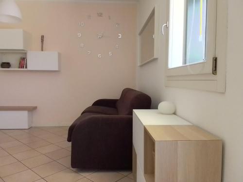 a living room with a couch and a table at Casa al parco in Romano D'Ezzelino