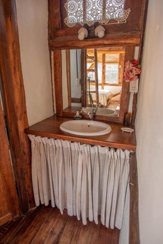 a bathroom with a sink and a mirror at Cabaña El Cóndor in Potrerillos