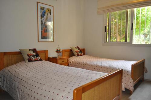 Postel nebo postele na pokoji v ubytování Sunset Garden Villa