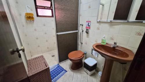 a small bathroom with a sink and a toilet at Chácara em Boituva-SP com piscina e churrasqueira in Boituva